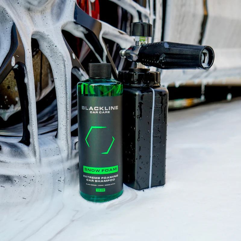 Blackline Extreme Snow Foam car shampoo bottle with foam cannon, producing thick snow foam for vehicle cleaning.