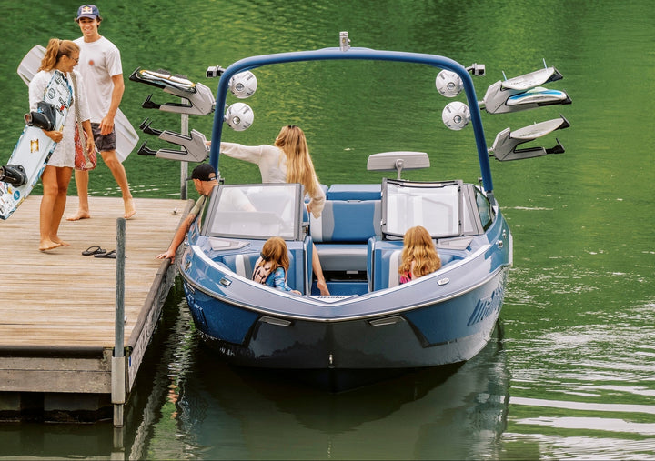Malibu 22 LSV Port Docking Light enhances visibility for safe docking on water, ideal for boating enthusiasts.