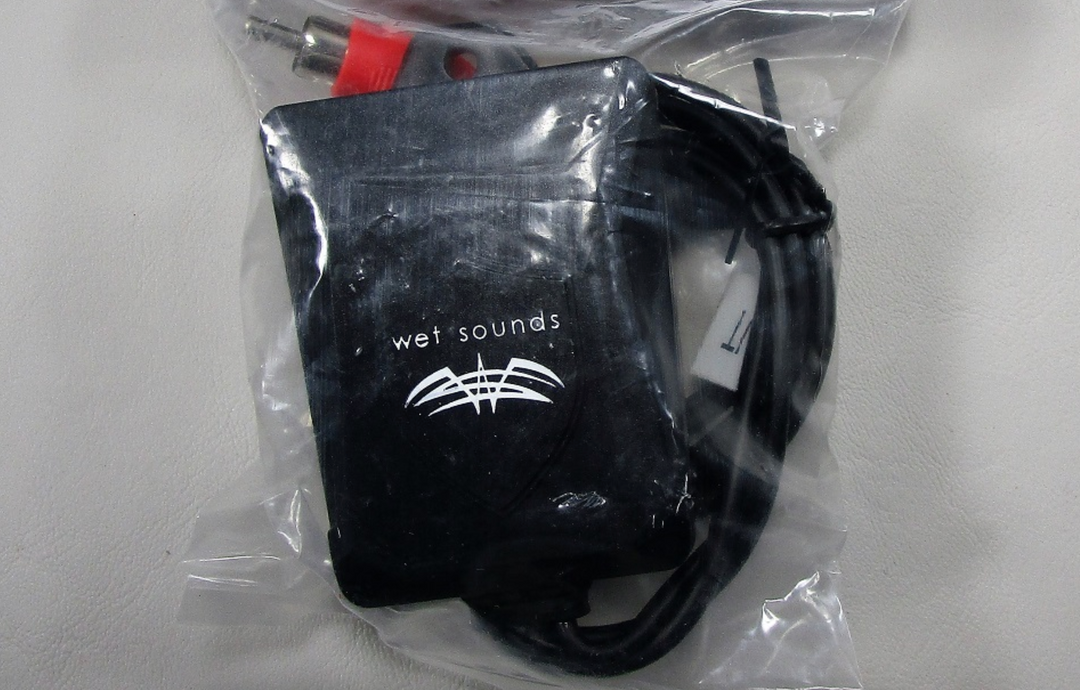 Ground loop isolator with stereo and RGB connections, packaged in a clear plastic bag.
